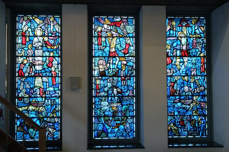 Allahelgonayrkans fönster med mosaikmålningar i färg