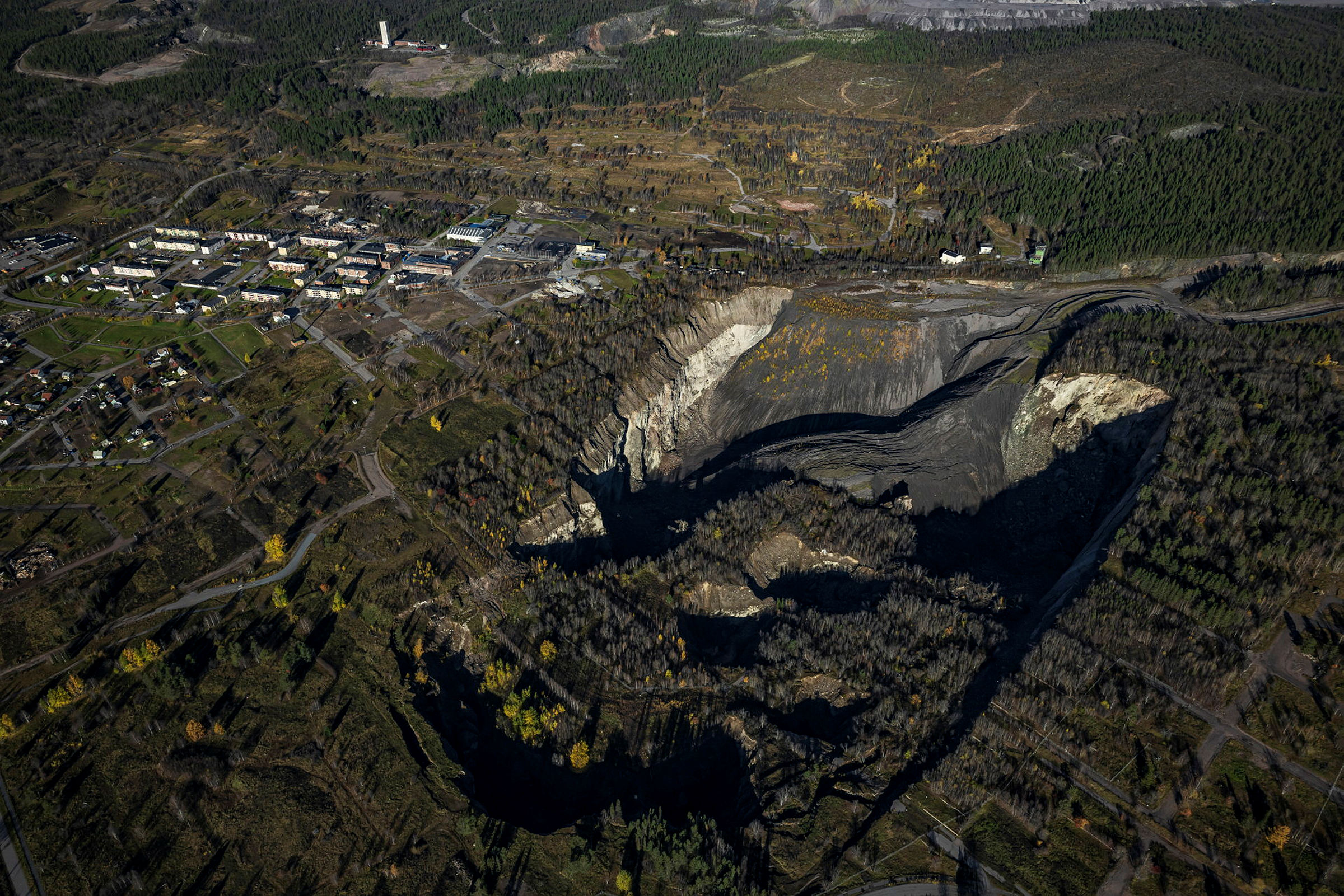 En bild som visar gropen som uppstår mitt i Malmberget på grund av gruvbrytningen.