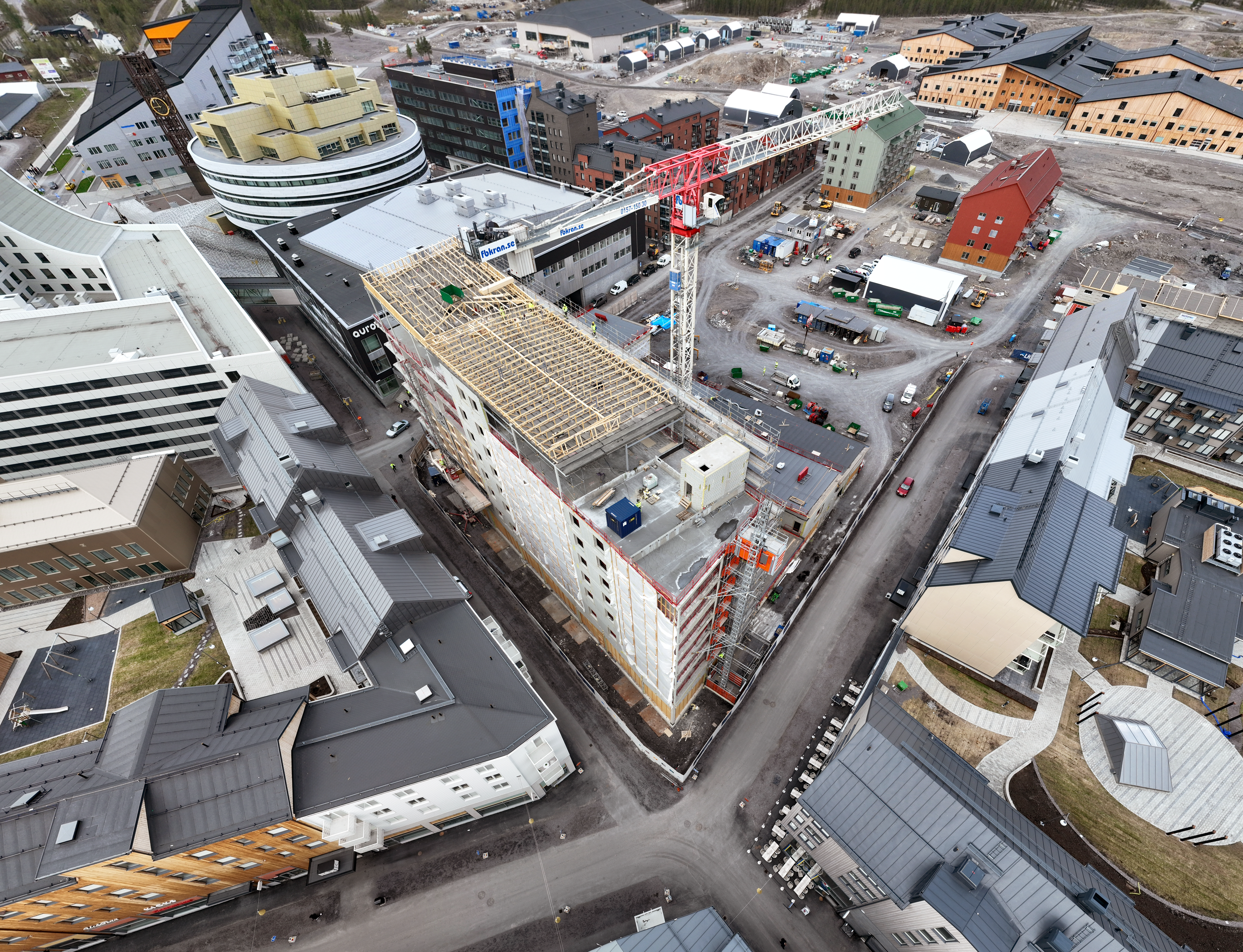 En flygbild över Kirunas nya centrum där nya hotellet växer fram.