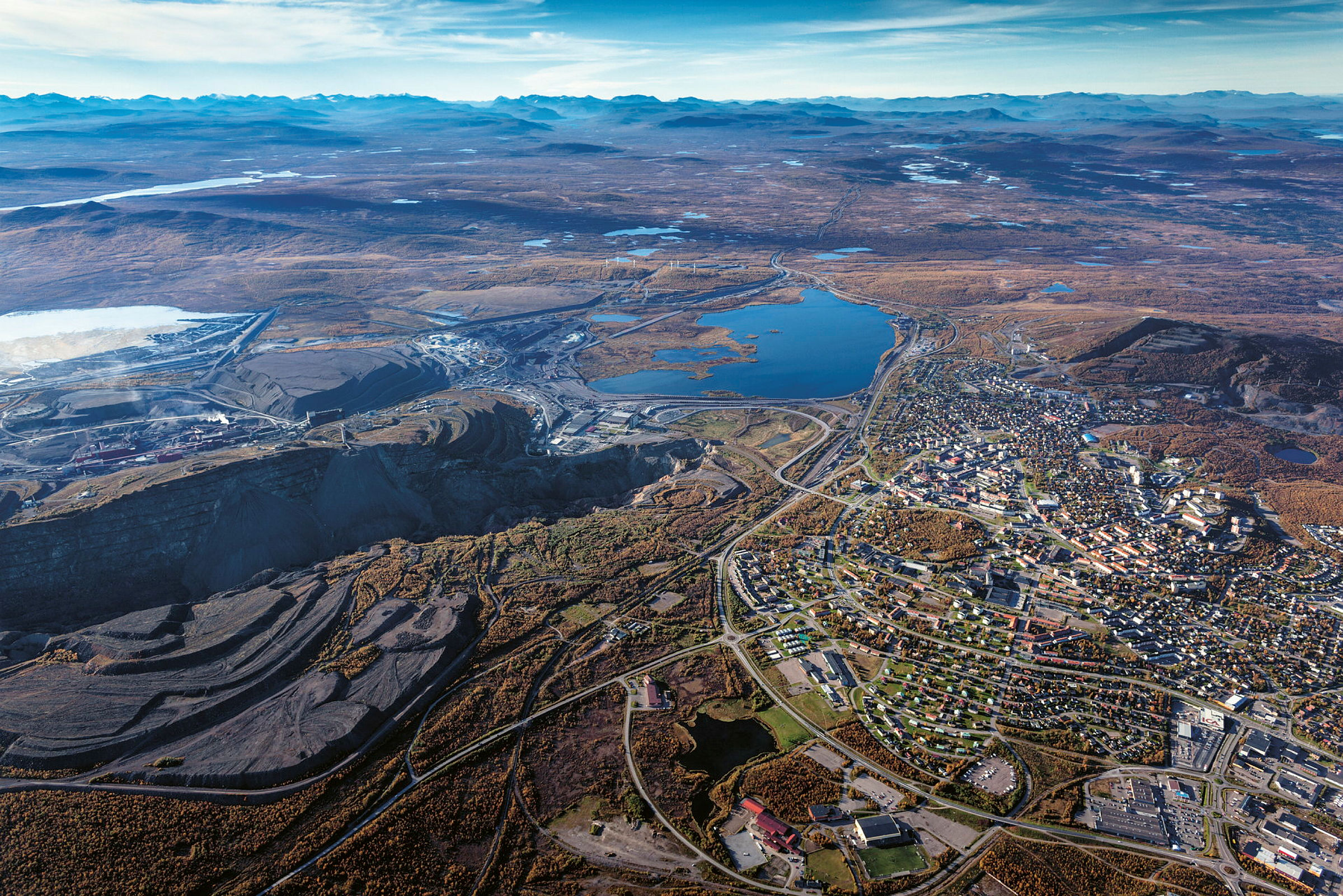 En flygbild över Kiruna stad och LKAB:s gruva
