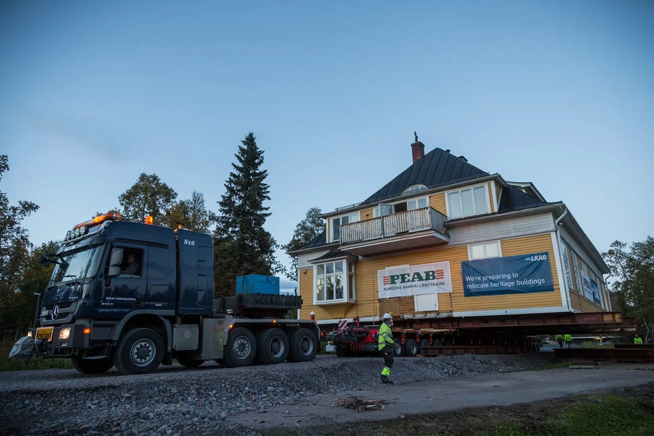 Ett hus ska transporteras på trailer till sin nya adress 