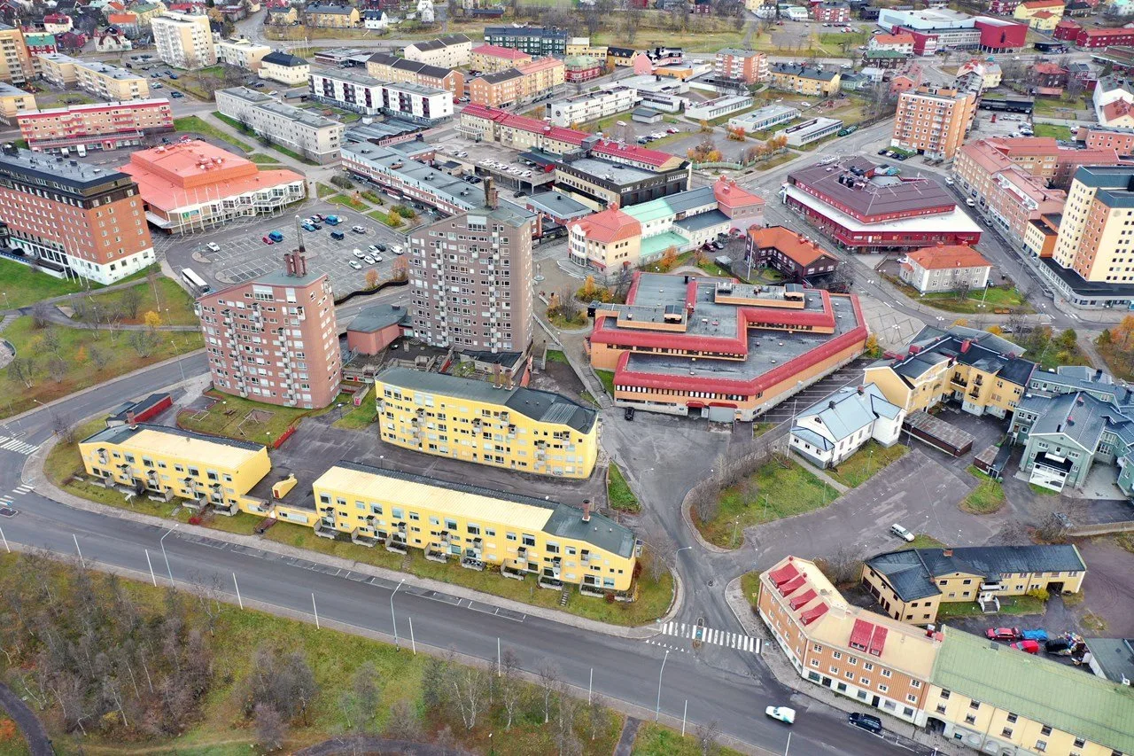 Drönar bild över Kirunas gamla centrum. Kvarteret Ortdrivaren i förgrunden. 