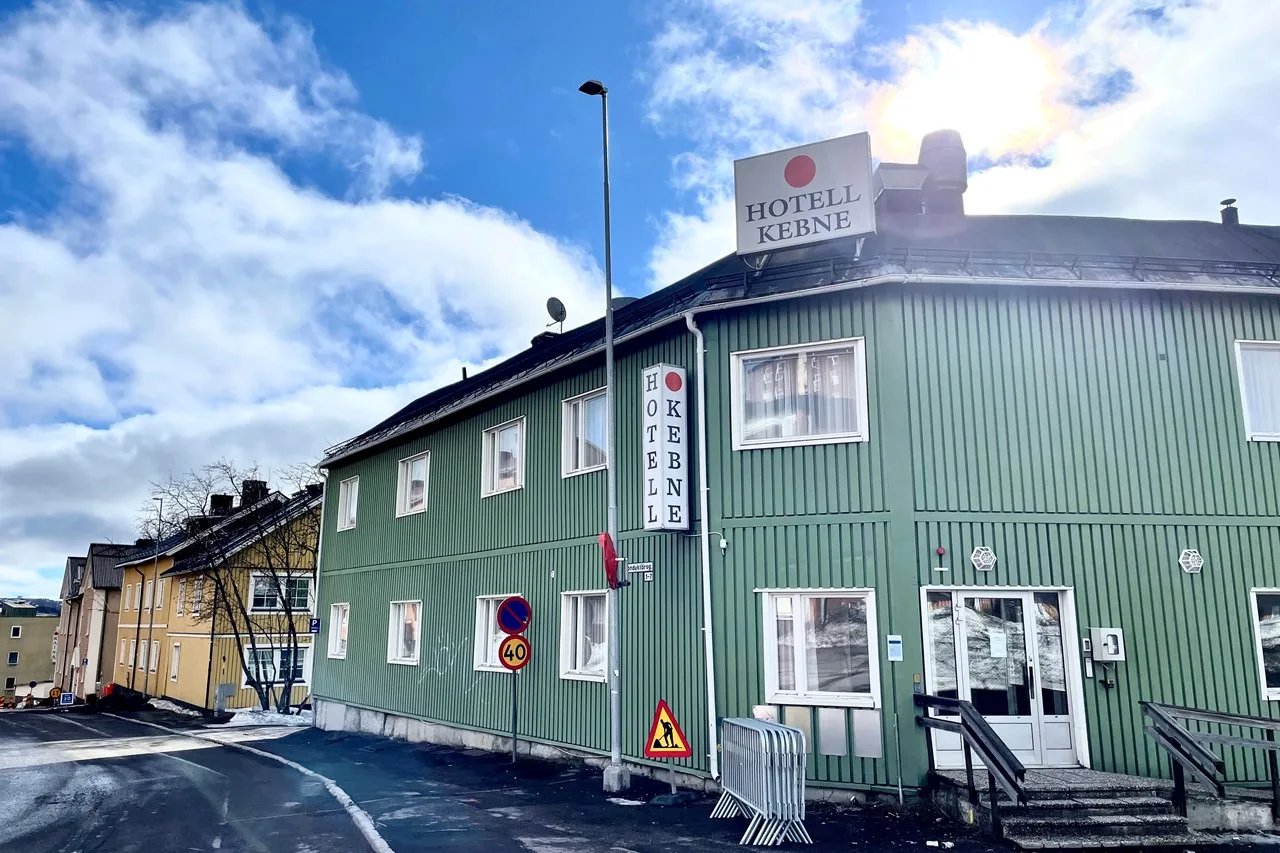 Husfasad på hotell Kebne i Kiruna