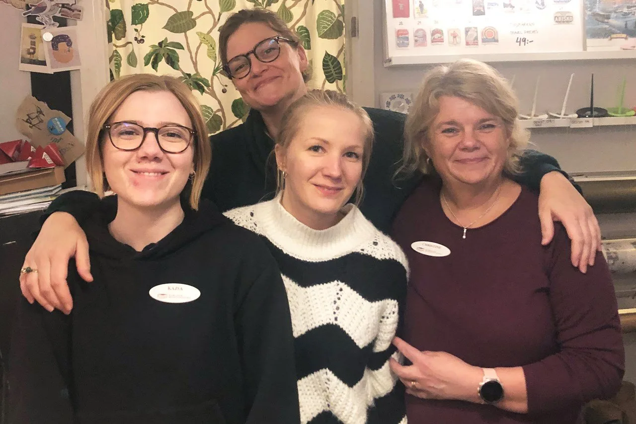 Fyra kvinnor inne i bokhandeln i Kiruna