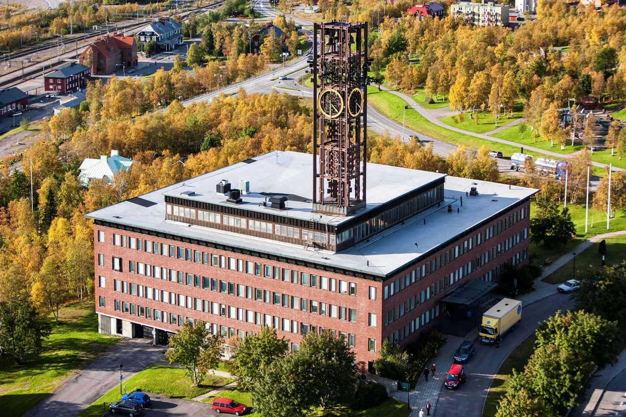 Kiruna stadshus med klocktorn.