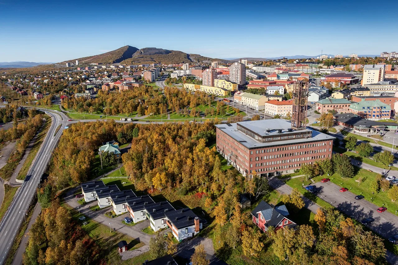 Bild på det nuvarande stadshuset i Kiruna med omnejd